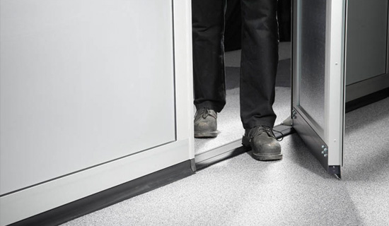 Schlupftüren mit niedriger Schwelle für alle Industrietore von Alpha deuren